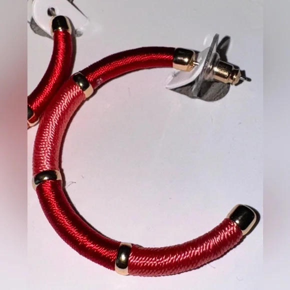 NEW-Time and Tru Women's Gold Tone Thread Wrap Hoop Earrings - Picture 3 of 3